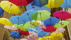 Parapluies colorés dans la rue de la Citadelle à Béziers, France (© Nicole Matthews/Westend61)(Bing France)