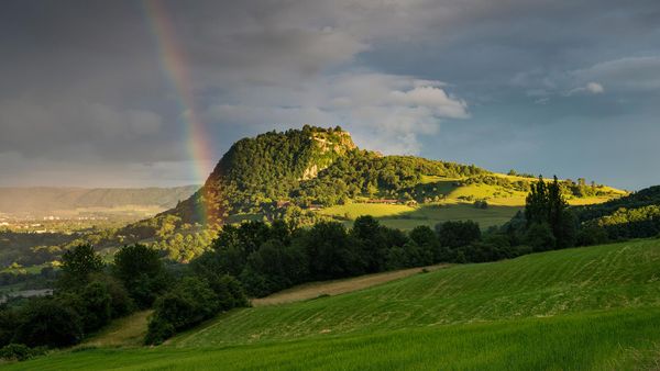 Blick auf den Hohentwiel im Hegau mit Regenbogen, Baden-Württemberg