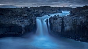 冰岛北部内陆景观中的Aldeyjarfoss瀑布 (© Jim Patterson/Tandem Stills + Motion)(Bing China)