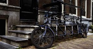 Geparktes Tandem-Fahrrad (© Magnus Ragnvid/Johnér Images/Corbis) &copy; (Bing Germany)
