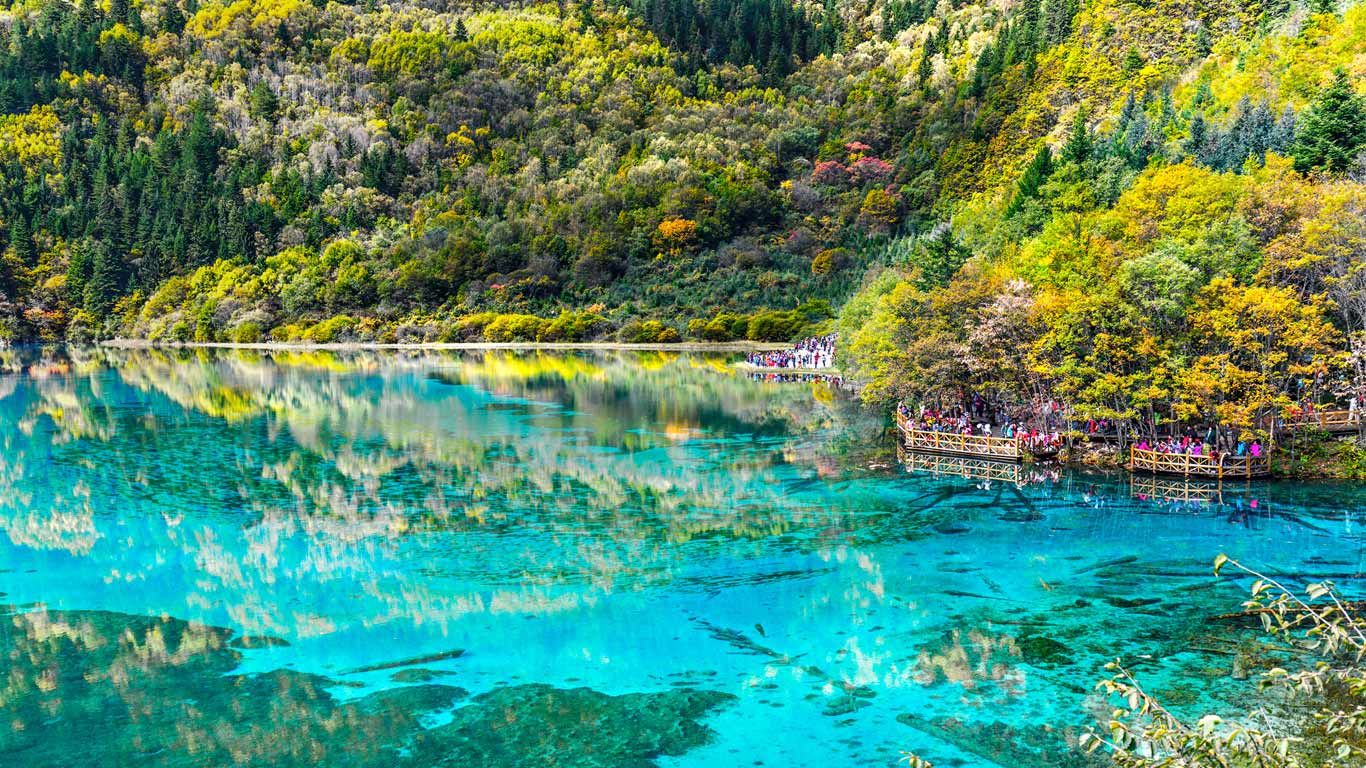 四川九寨沟，游人如织