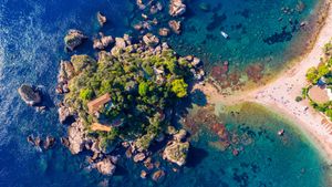 Veduta aerea di Isola Bella a Taormina, Sicilia, Italia (© DaLiu/iStock/Getty Images)(Bing Italia)