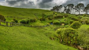 Hobbitebourg, près de Matamata, Île du Nord, Nouvelle-Zélande (© imageBROKER/Rex Features)(Bing France)