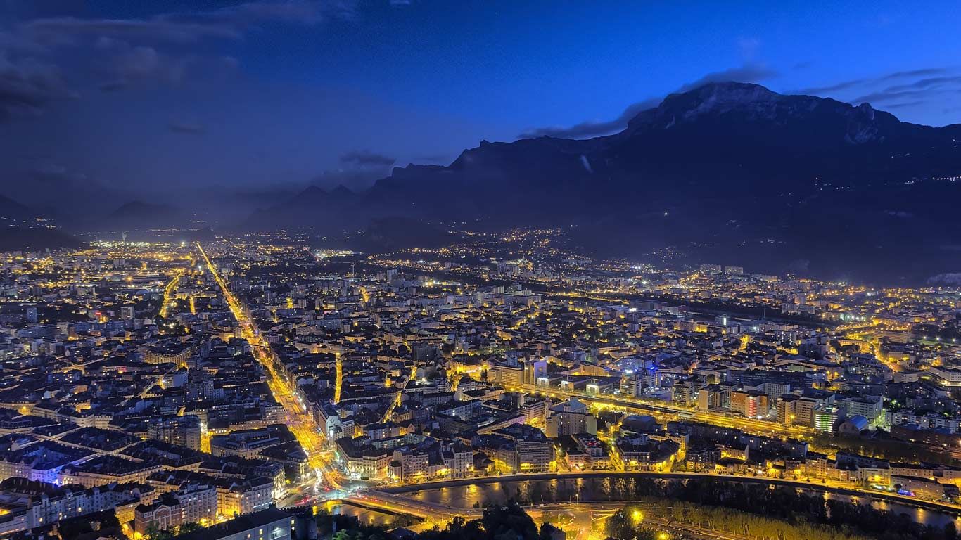 Grenoble et le massif du Vercors la nuit, Isère, Rhône-Alpes