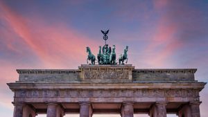 Brandenburger Tor bei Sonnenuntergang, Berlin (© Craig Hastings/Getty Images)(Bing Deutschland)