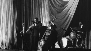 Jazz-Saxophonist John Coltrane und Band bei einem Auftritt 1961 in London, England (© Popperfoto/Getty Images)(Bing Deutschland)