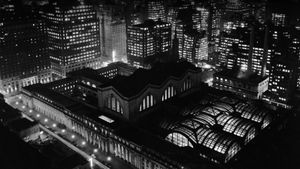 Aerial view of Penn Station and the New York City skyline at night in the 1950s (© R. Gates -Staff/Getty Images)(Bing France)
