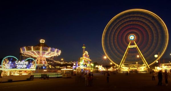 Rummelplatz mit Riesenrad und Kettenkarussell