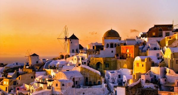 Oia at sunset on Thíra (Santoríni), Greece