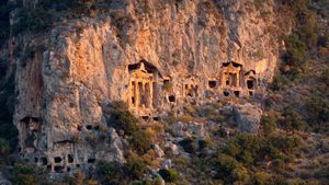 悬崖上雕刻的古老岩石墓葬，土耳其达利安附近 (© Reinhard Schmid/eStock Photo)(Bing China)