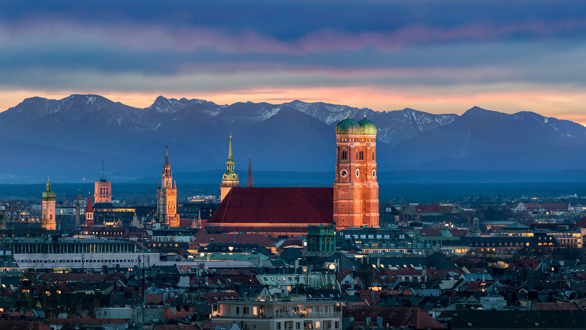 München mit der Frauenkirche vor den Alpen, Bayern