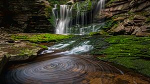 ｢エラカラの滝｣アメリカ, ウェストバージニア州 (© Randall Sanger/Tandem Stills + Motion)(Bing Japan)