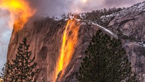 Cascata di fuoco a Horsetail Fall, Parco Nazionale dello Yosemite, California, USA (© Gregory B Cuvelier/Shutterstock)(Bing Italia)