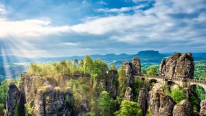 Elbsandsteingebirge und Basteibrücke im Nationalpark Sächsische Schweiz, Sachsen (© Harald Nachtmann/Getty Images)(Bing Deutschland)