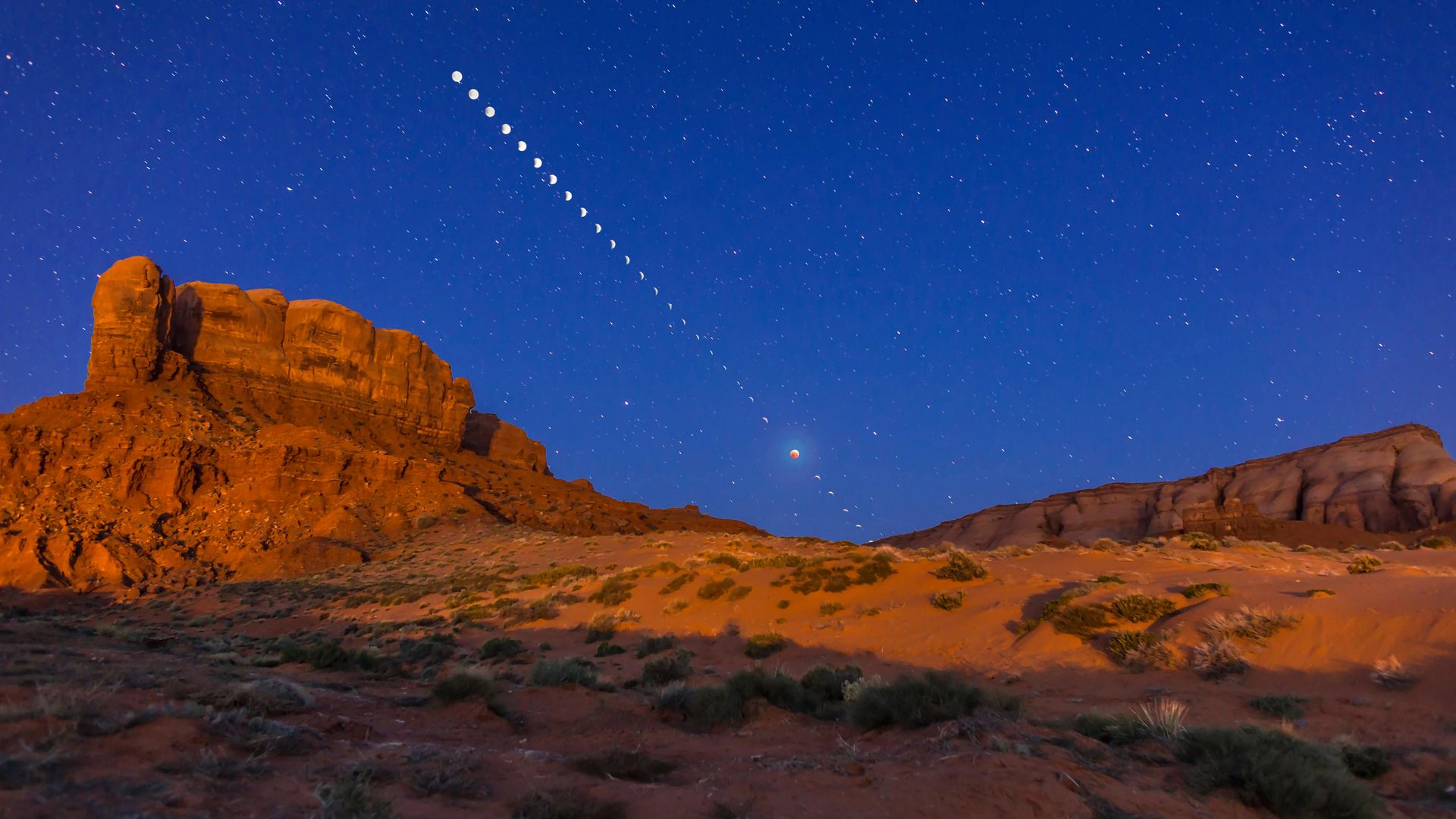 The total lunar eclipse of April 4, 2015, taken from near Tear D｢モニュメントバレー西部ティアドロップアーチ近くからの皆既月食｣米国, ユタ州