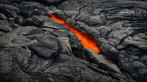 漏出“天窗”的熔岩管，夏威夷火山国家公园 (© Tom Schwabel/Tandem Stills + Motion)(Bing China)
