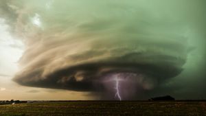 美国内布拉斯加州，西点上空的超级单体风暴 (© Mammoth HD)(Bing China)