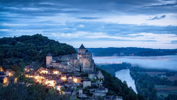 Château de Castelnaud avant le lever du soleil, Dordogne, France
