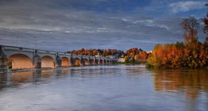 Le pont Wilson traversant la Loire à Tours, Indre-et-Loire (© Julian Elliott Ethereal Light/Getty images) &copy; (Bing France)
