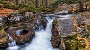 Linn of Quoich瀑布旁的碗状岩石洞，苏格兰阿伯丁郡 (© AWL Images/Danita Delimont)(Bing China)