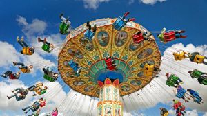 ｢移動遊園地の回転空中ブランコ｣米国ニュージャージー州, スコッチプレーンズ (© Peter Burian/Aurora Photos)(Bing Japan)