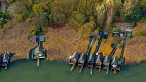 Bootshäuser am Inselsee, Güstrow, Mecklenburg-Vorpommern, Deutschland (© Hans Blossey/Alamy Stock Photo)(Bing Deutschland)