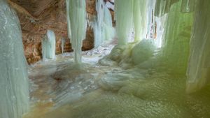 Grotte di ghiaccio di Eben, Penisola Superiore, Michigan (© Dean Pennala/Shutterstock)(Bing Italia)