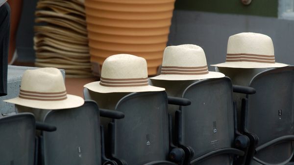 Chapeaux de paille dans les tribunes de Roland-Garros, Paris