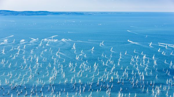 Barche a vela sulla costa, poco lontano da Trieste