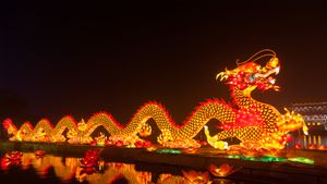 庆祝春节的龙形灯笼，中国西安 (© Pan Hong/Getty Images)(Bing China)