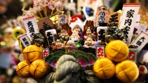 ｢酉の市の縁起熊手｣東京, 浅草 (© Tomohiro Ohsumi/Bloomberg/Getty Images)(Bing Japan)