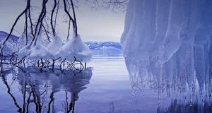 ｢しぶき氷｣十和田湖 (© 2011 jyunbo/Flickr/GettyImages) &copy; (Bing Japan)