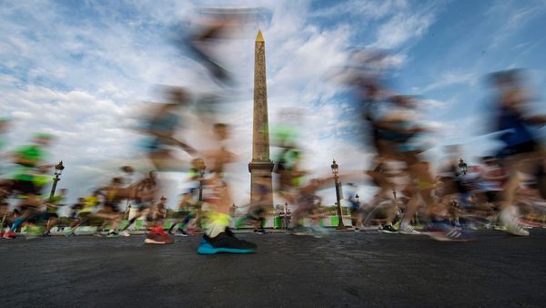 Des coureurs passent devant l’Obélisque place de la Concorde pendant le 42ème marathon de Paris en avril 2018