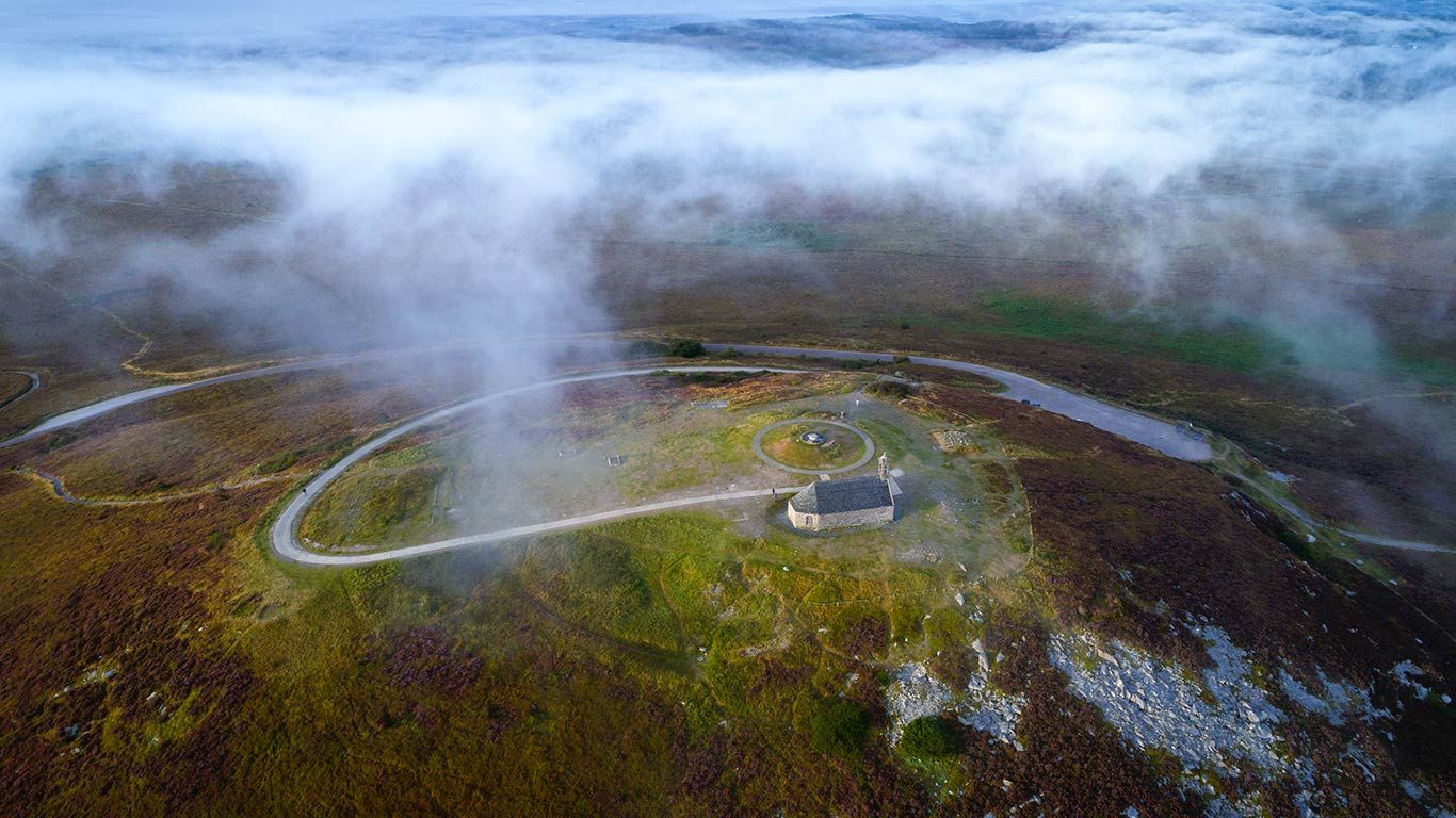 La petite église de Mont-Saint-Michel de Brasparts dans le brouillard, Finistère, Bretagne
