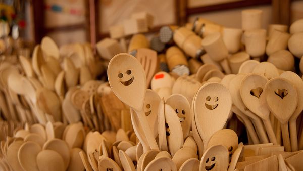 Cuillères en bois contentes d’elles