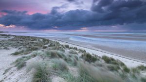 Twilight at Holkham Bay, Norfolk, England (© Jon Gibbs/Age Fotostock)(Bing United Kingdom)
