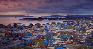 格陵兰岛伊卢利萨特冰川峡湾附近的小镇 -- Frank Krahmer/Masterfile &copy; (Bing China)
