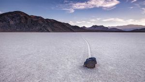 死亡谷国家公园跑道湖的迷踪石，加利福尼亚 (© Patrick Walsh/Getty Images)(Bing China)