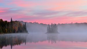 Kenny Lake at dawn, Lake Superior Provincial Park, Ontario, Canada (© Don Johnston/agefotostock)(Bing Canada)