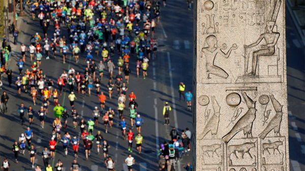 Coureurs lors du Marathon de Paris, Obélisque de la place de la Concorde, Paris