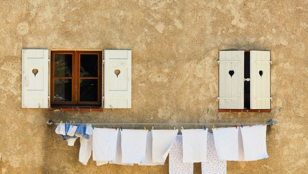 Du linge qui sèche aux fenêtres d’une maison, Barjols, Var, Provence-Alpes-Côtes d'Azur