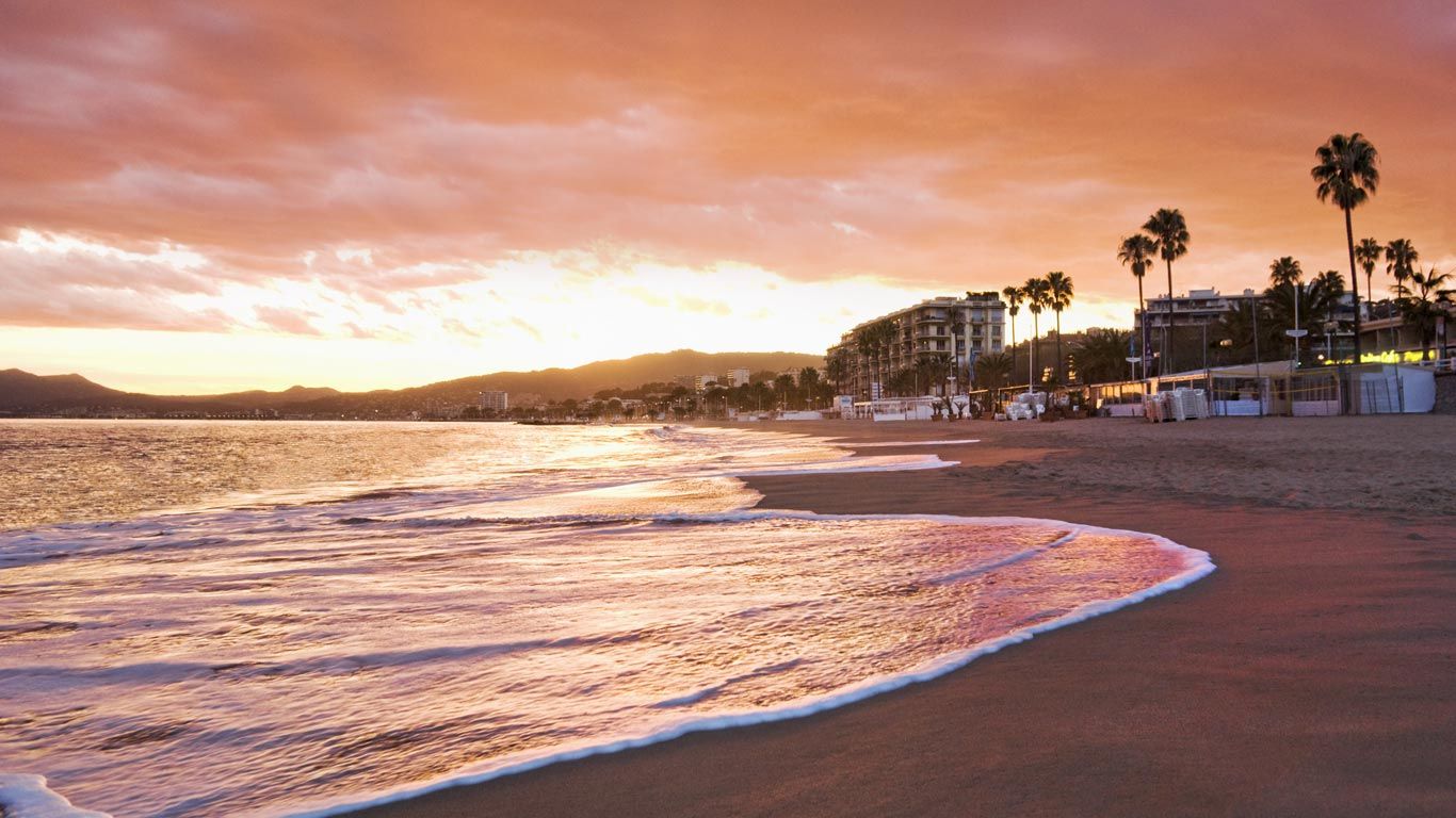 Plage de Cannes au coucher du soleil, Alpes-Maritimes, Provence-Alpes-Côte d’Azur