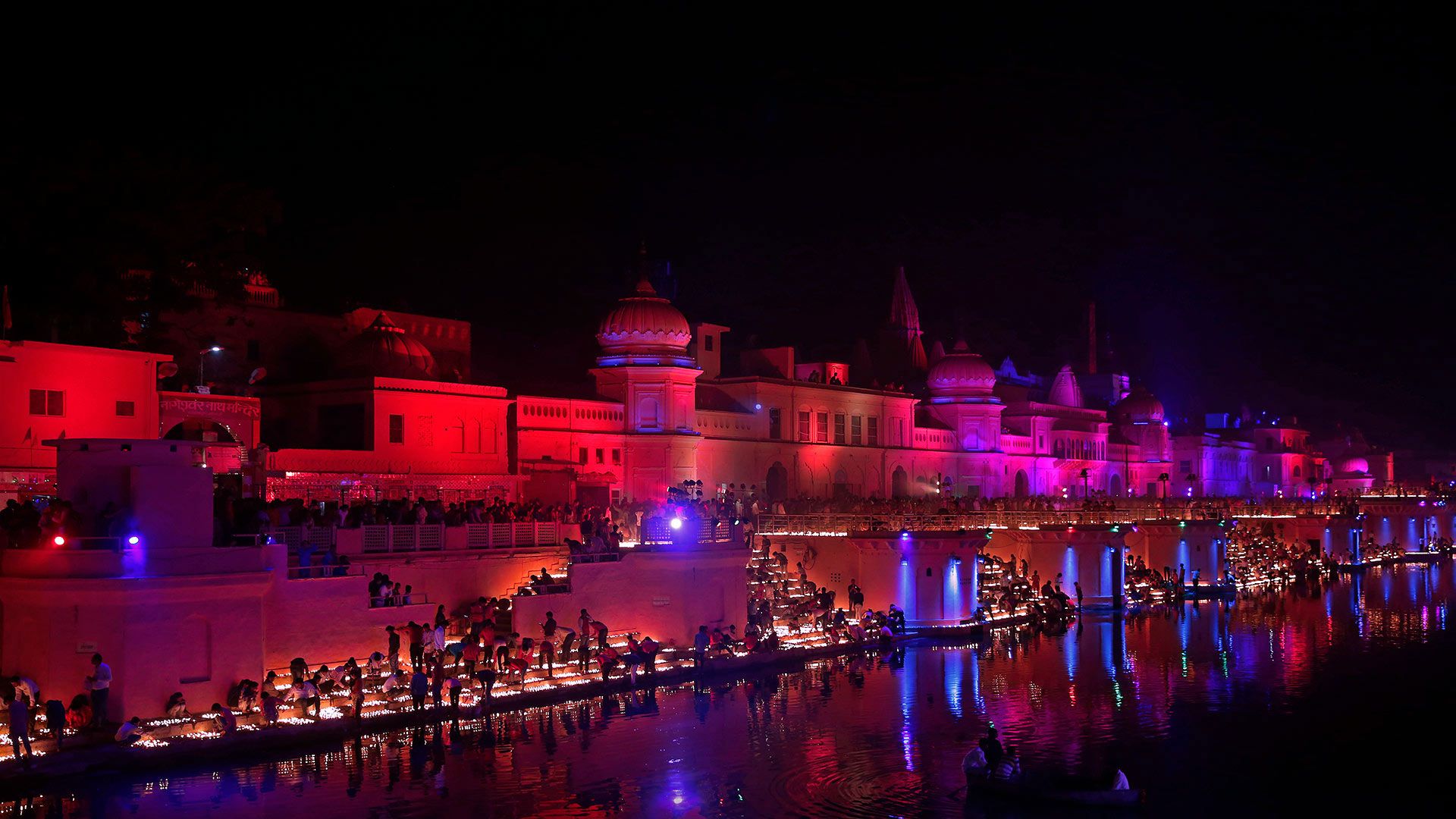 Fidèles allumant des lampes à huile sur les bords de la rivière Sarayu à Ayodhya, Inde