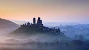 Corfe Castle shrouded in mist at sunrise in Dorset, England (© Mark Bauer/LOOP IMAGES/Loop Images/Corbis)(Bing New Zealand)
