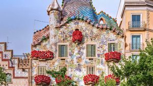 ｢バラが飾られたカサ・バトリョ｣スペイン, バルセロナ (© Jon Arnold Images Ltd/Alamy)(Bing Japan)