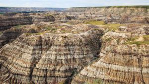 Badlands near Drumheller in Alberta (© hdsidesign/Shutterstock)(Bing Canada)