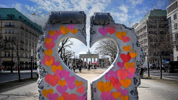 The Brandenburg Gate seen through a heart-shaped replica of the Berlin Wall