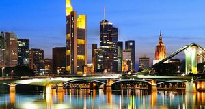 Deutschland, Hessen, Frankfurt am Main, Die Skyline der Stadt mit den Wolkenkratzern des Bankenviertels (©SIME / eStock Photo)(Bing Deutschland)