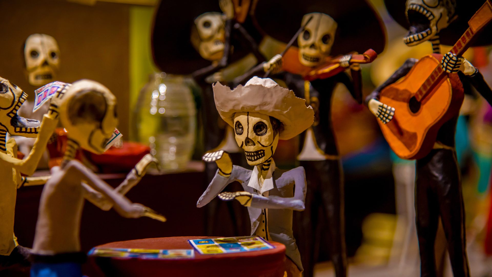 Scheletri (calacas) travestiti per le celebrazioni del Día de los Muertos in Messico