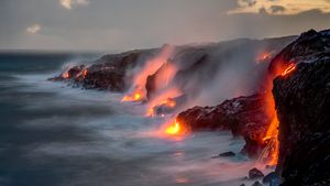 Una serie di colate laviche si riversa nell'oceano, Big Island, Hawaii, USA (© Ken McCurdy/Getty Images)(Bing Italia)